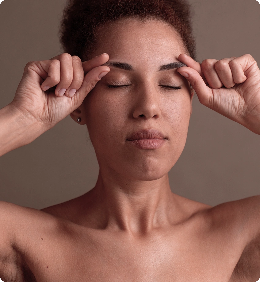 Paciente avaliando a pele das pálpebras com os olhos fechados
