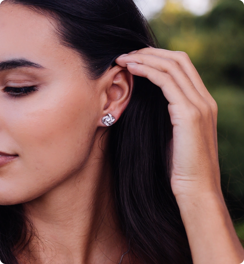 Primer plano de una persona que se toca la oreja